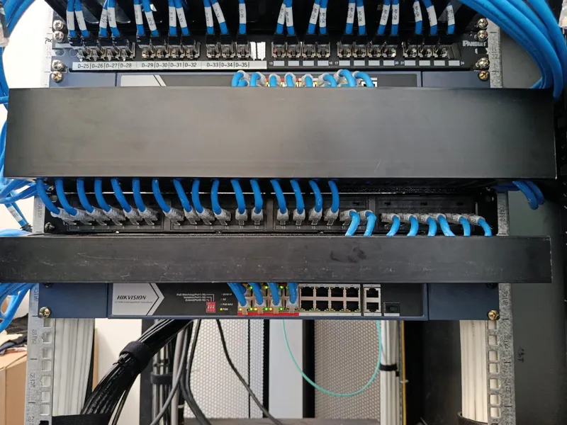 Rack de comunicaciones con patch panel Panduit y switch Hikvision PoE