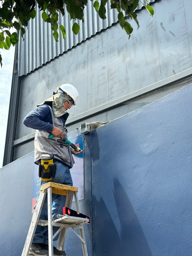 Técnico de Centinela Smart instalando cámara en fachada de edificio