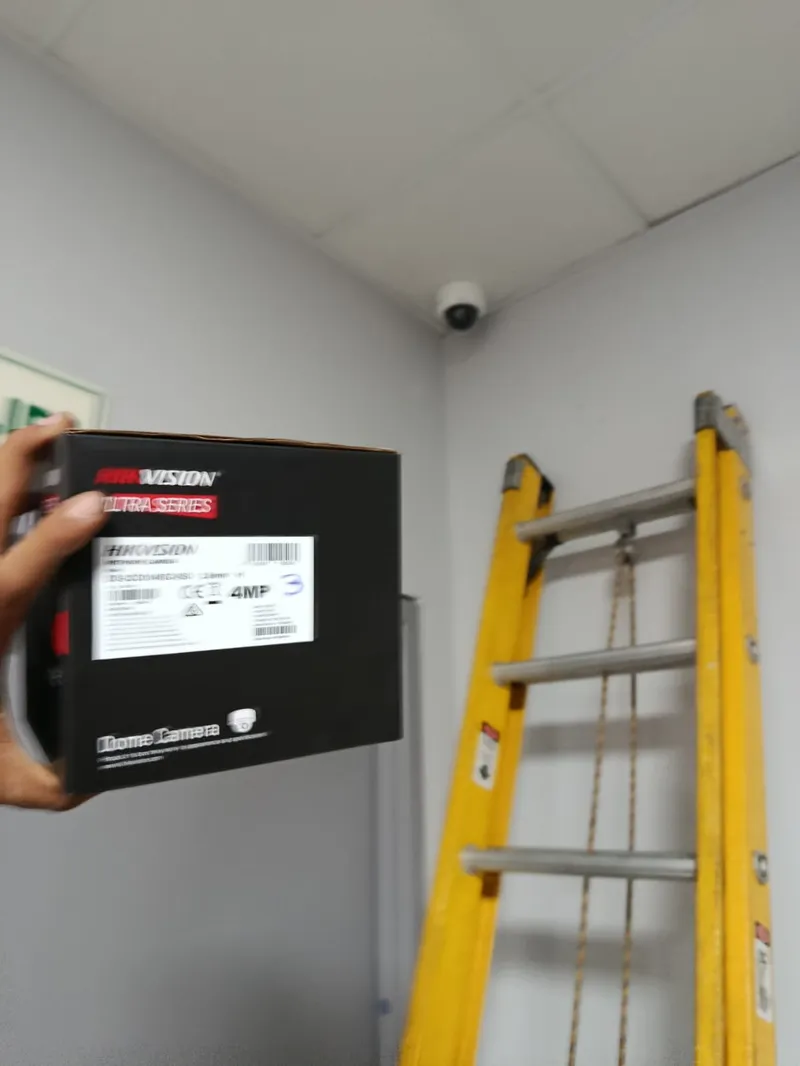 Cámara domo Hikvision 4MP instalada en techo de oficina