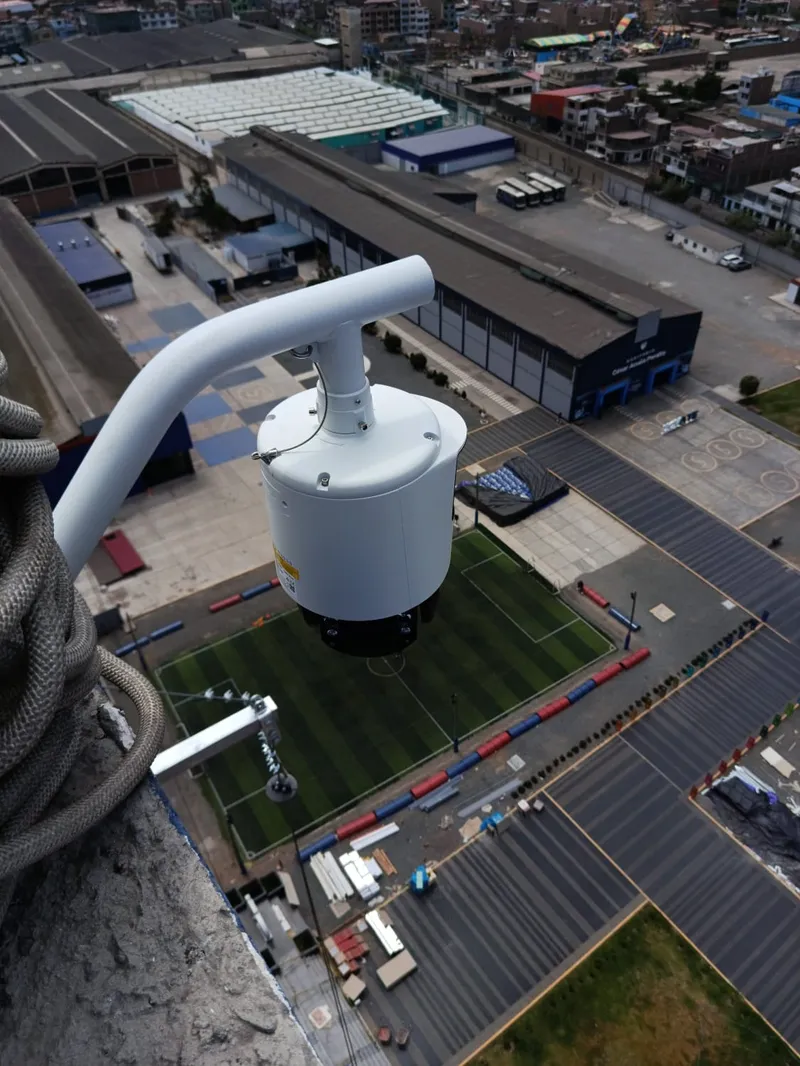 Cámara PTZ instalada en azotea de edificio con vista panorámica de Lima