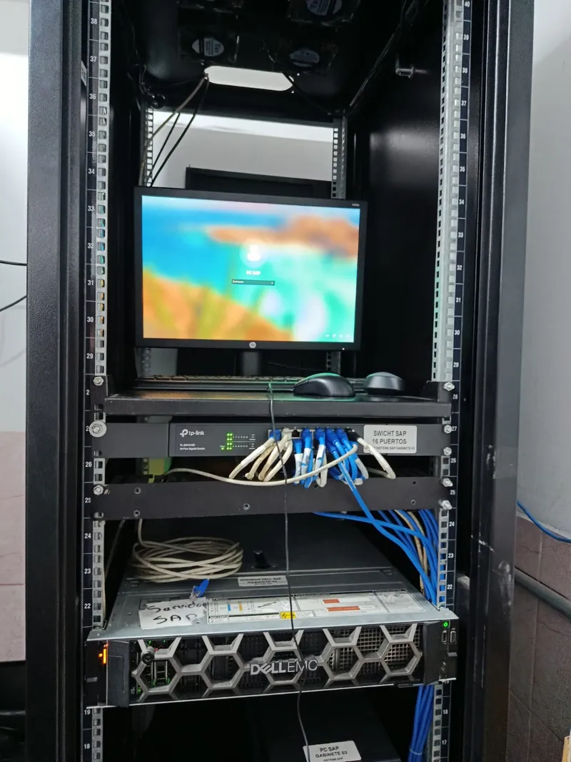 Rack con servidor Dell EMC SAP, switch TP-Link y monitor de administración