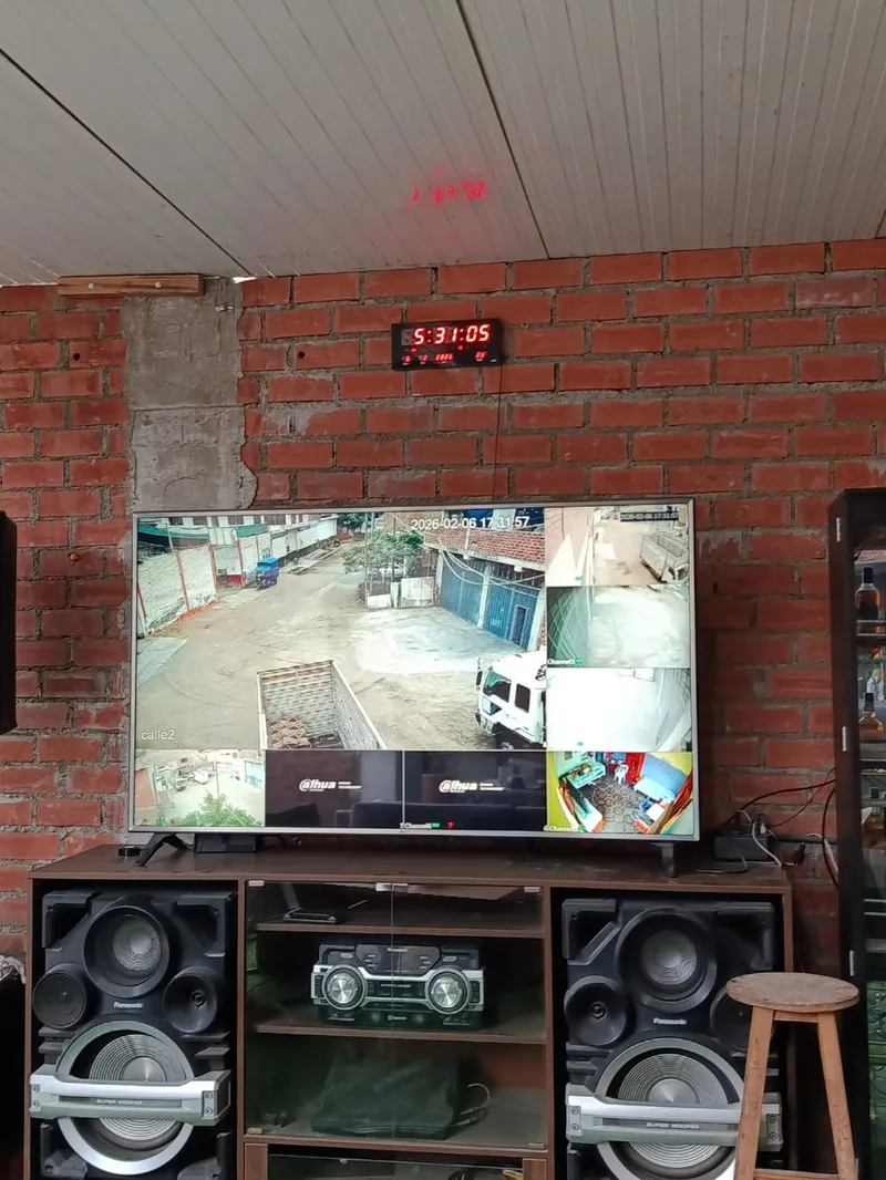 Monitor grande mostrando sistema CCTV Dahua con 4 canales activos