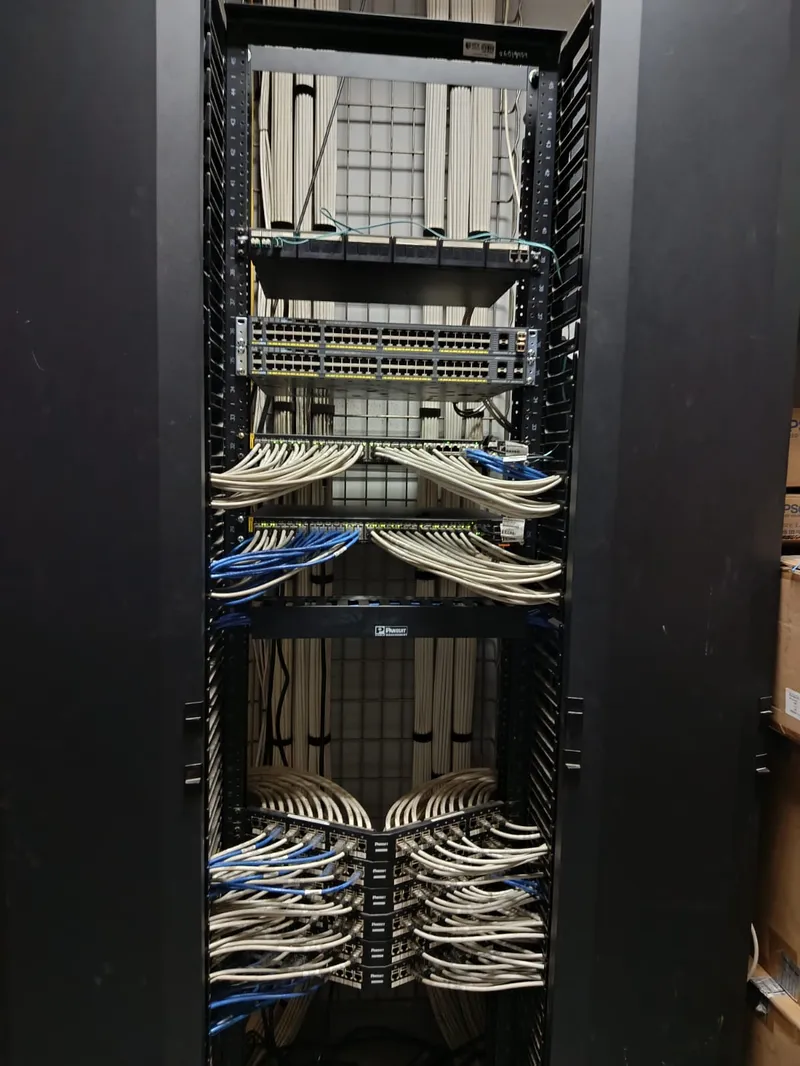 Rack corporativo Panduit de 42U con switches y patch panels organizados
